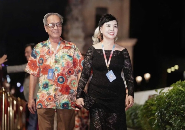 Khoảnh khắc hạnh phúc của vợ chồng Lan Hương - Tất Bình. 