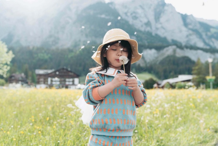Con gái chị Mai tự do vui chơi trong những ngôi làng yên bình, không ô tô