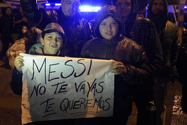 Các em nhỏ cùng biểu ngữ cầu xin Messi đừng bỏ ĐT Argentina