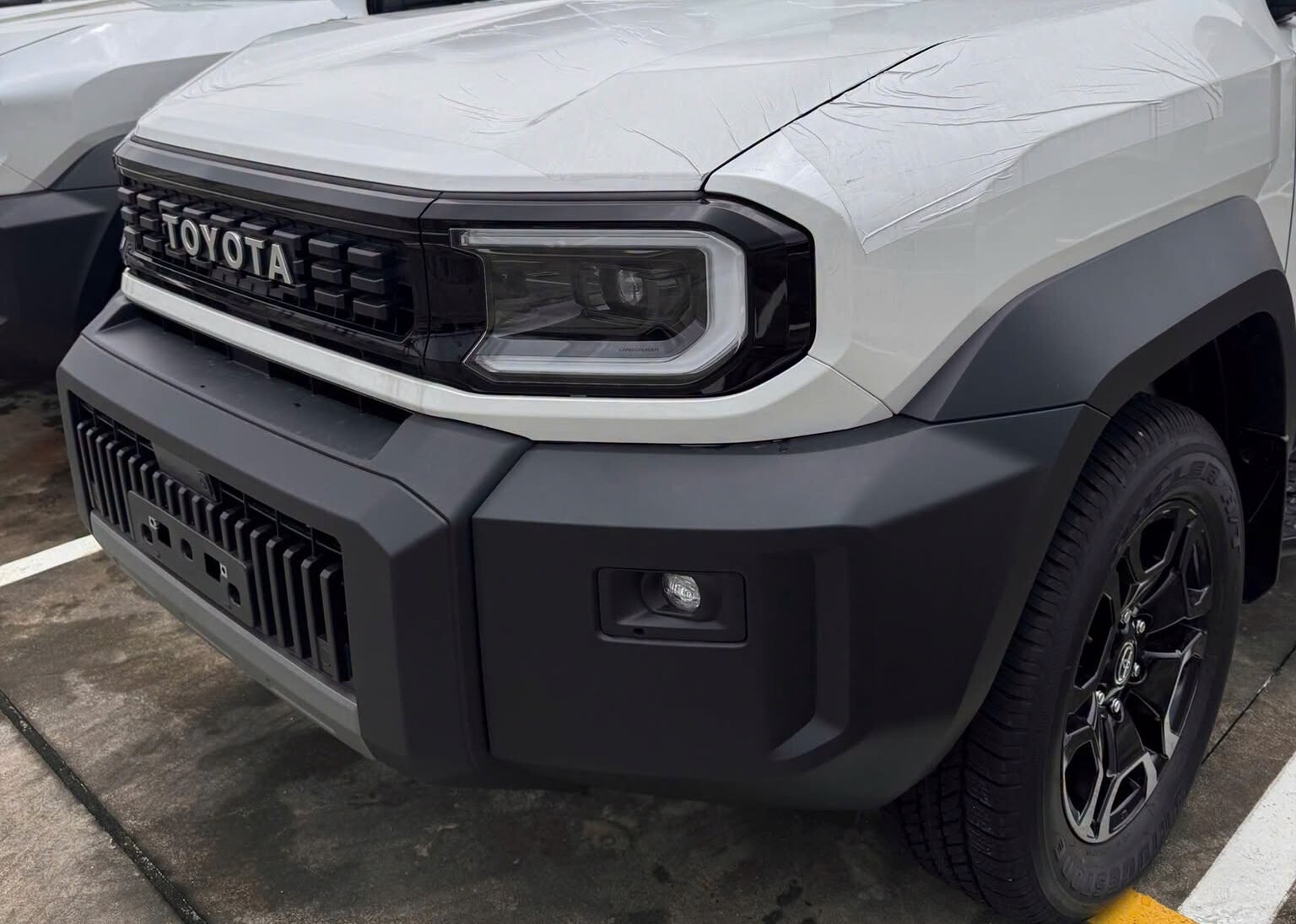 Cản trước được thiết kế đơn giản giúp tăng độ bền khi di chuyển trên các cung đường off-road.