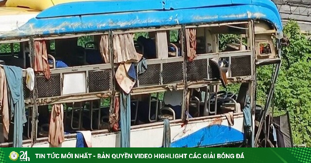 Vụ xe khách lao khỏi cao tốc: 'Nhiều người đập kính ô tô cầu cứu'
