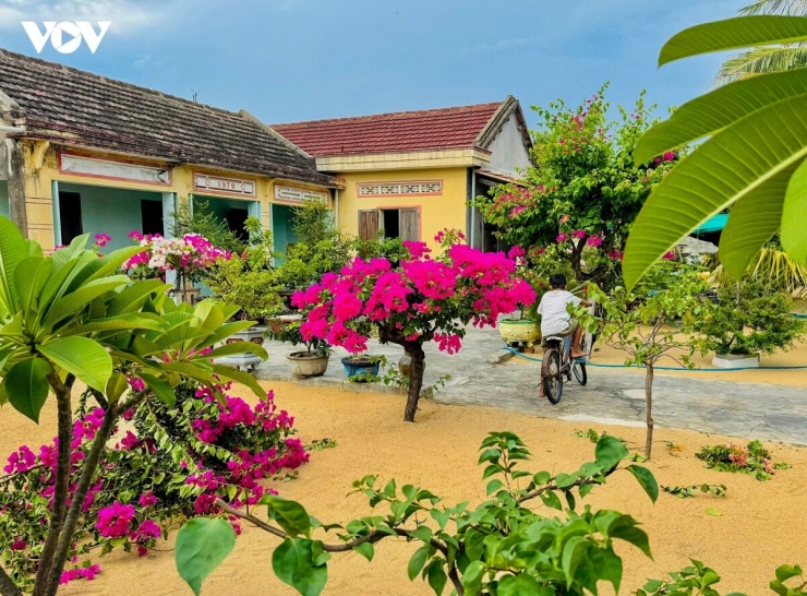 Những ngôi nhà mái ngói đỏ tại Làng Lò gây ấn tượng với du khách.