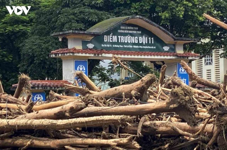 Hàng nghìn cây gỗ từ thượng nguồn đổ về án ngữ trước cổng điểm trường học.