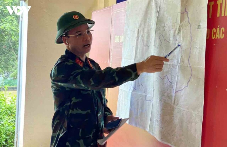 Lãnh đạo Bộ Chỉ huy Quân sự tỉnh triển khai phương án khắc phục, tìm kiếm các nạn nhân.