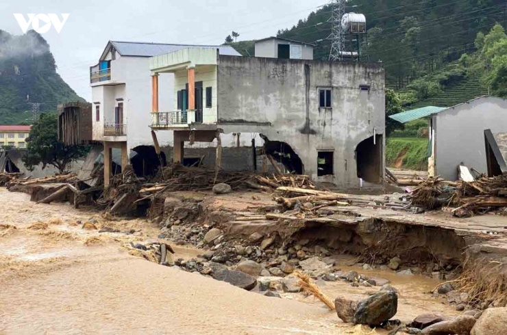 Thống kê của chính quyền địa phương, hiện đã có 14 ngôi nhà bị lũ cuốn hoàn toàn, hàng chục ngôi nhà bị hư hỏng nặng.