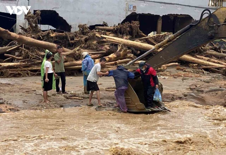 Trong sáng nay các lực lượng chức năng tiếp tục tổ chức cứu hộ các gia đình bị cô lập.