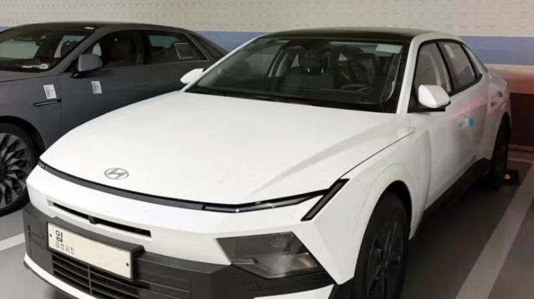 Xe dài x rộng x cao lần lượt là: 4.765 x 1.855 x 1.425 mm và có trục cơ sở 2.750 mm.