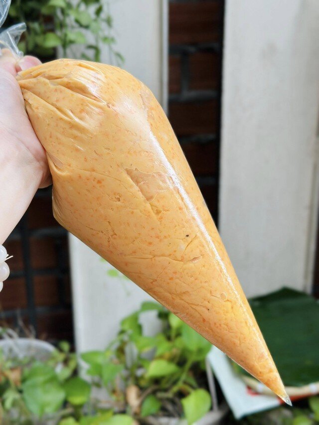 Cho hỗn hợp chả gà vào túi bắt kem, bóp đều lên miếng rong biển. Cuộn chặt tay, sau đó cắt thành từng khoanh vừa ăn.