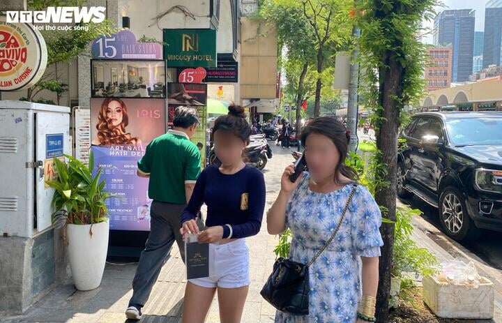 Chị Hoa, ngụ phường Bình Thạnh đi bán lại chiếc nhẫn kim cương nhưng cửa hàng đã đóng cửa. (Ảnh: Đại Việt)