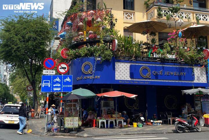 Quế Jewelry trên đường Lê Thánh Tôn chính thức đóng cửa từ ngày 19/7. (Ảnh: Đại Việt)