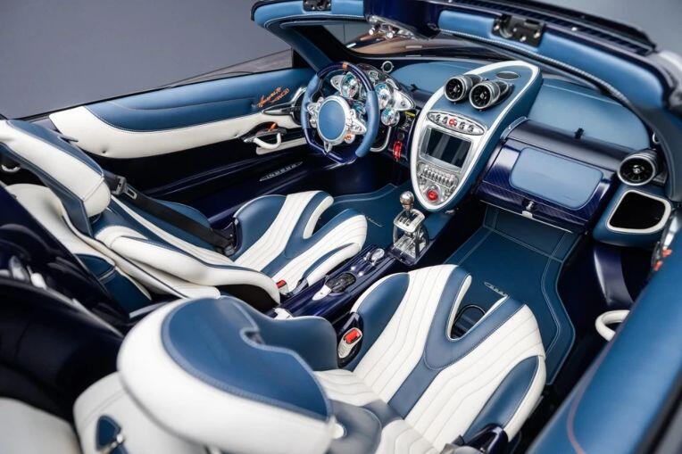 Khoang lái của Huayra 70 Derecho vẫn duy trì phong cách đặc trưng của Pagani.