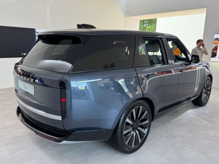 Theo Land Rover, Range Rover Electric vẫn sở hữu khả năng lội nước lên tới 900 mm.
