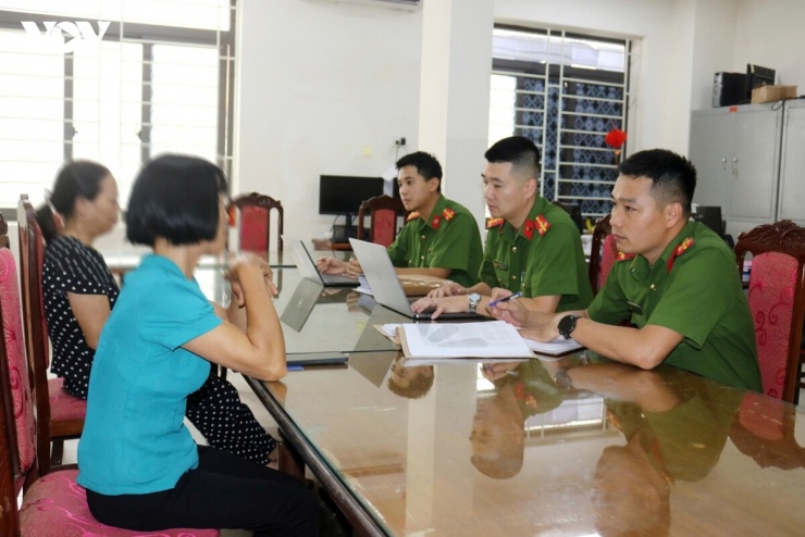 Cơ quan công an lấy lời khai từ các nhân chứng, đồng thời là bị hại