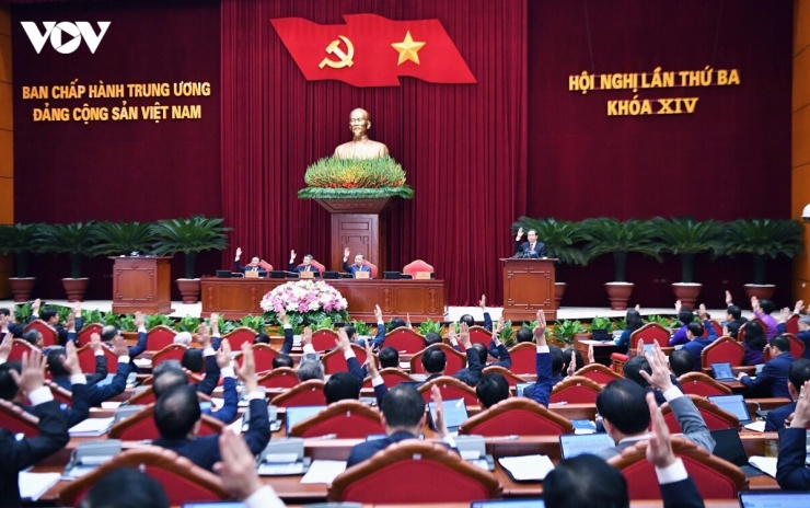 Các đại biểu biểu quyết thông qua Chương trình Hội nghị lần thứ ba Ban Chấp hành Trung ương Đảng khoá XIV