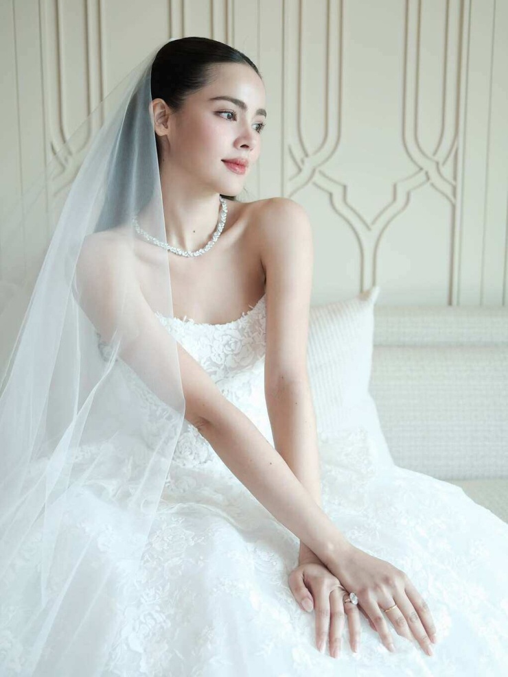 4 đầm tôn vóc 'mỹ nhân đẹp nhất Thái Lan' trong ngày cưới - 2
