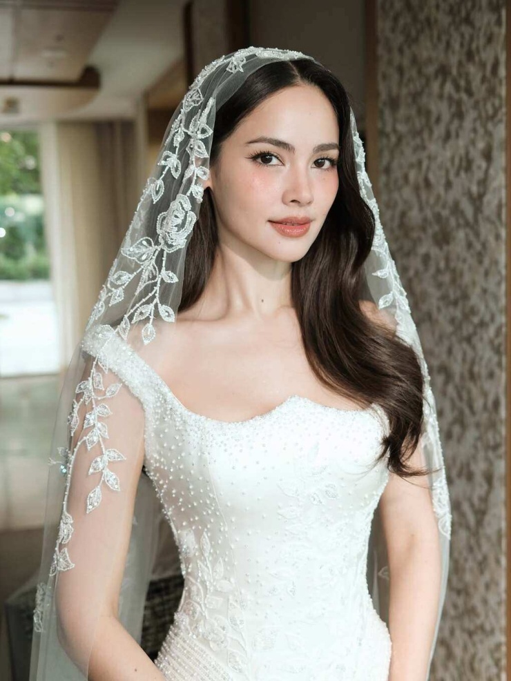 4 đầm tôn vóc 'mỹ nhân đẹp nhất Thái Lan' trong ngày cưới - 7