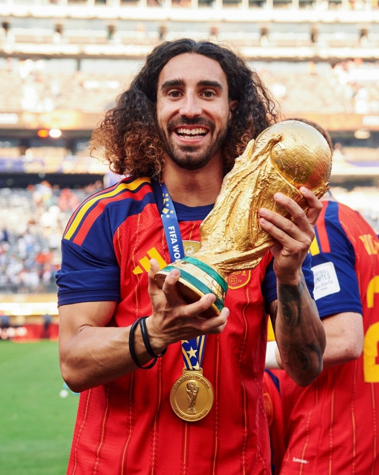 Hậu vệ Marc Cucurella tạo dấu ấn cá nhân với mái tóc xoăn xù đặc trưng từ thời trẻ sau gợi ý của mẹ - bà Patricia - để dễ nhận diện trên sân.