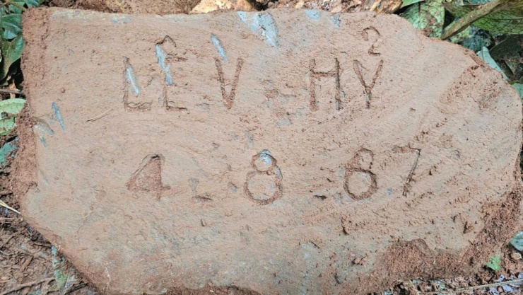 Tấm bia có khắc dòng chữ "Lê.V. Hỷ- 4.8.67"