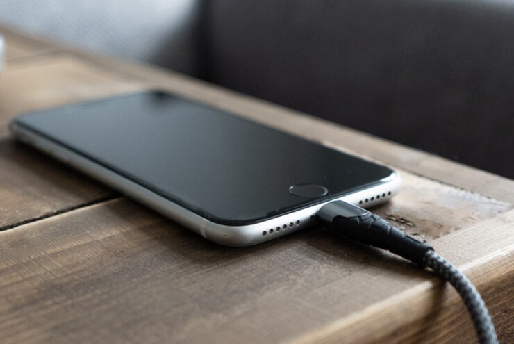 Cảnh báo những phụ kiện smartphone trong mùa hè - 3