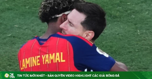 Lamine Yamal ôm Messi sau khi đánh bại Argentina