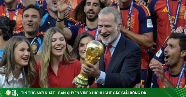 Vua và Hoàng hậu Tây Ban Nha nâng cúp cùng tuyển quốc gia