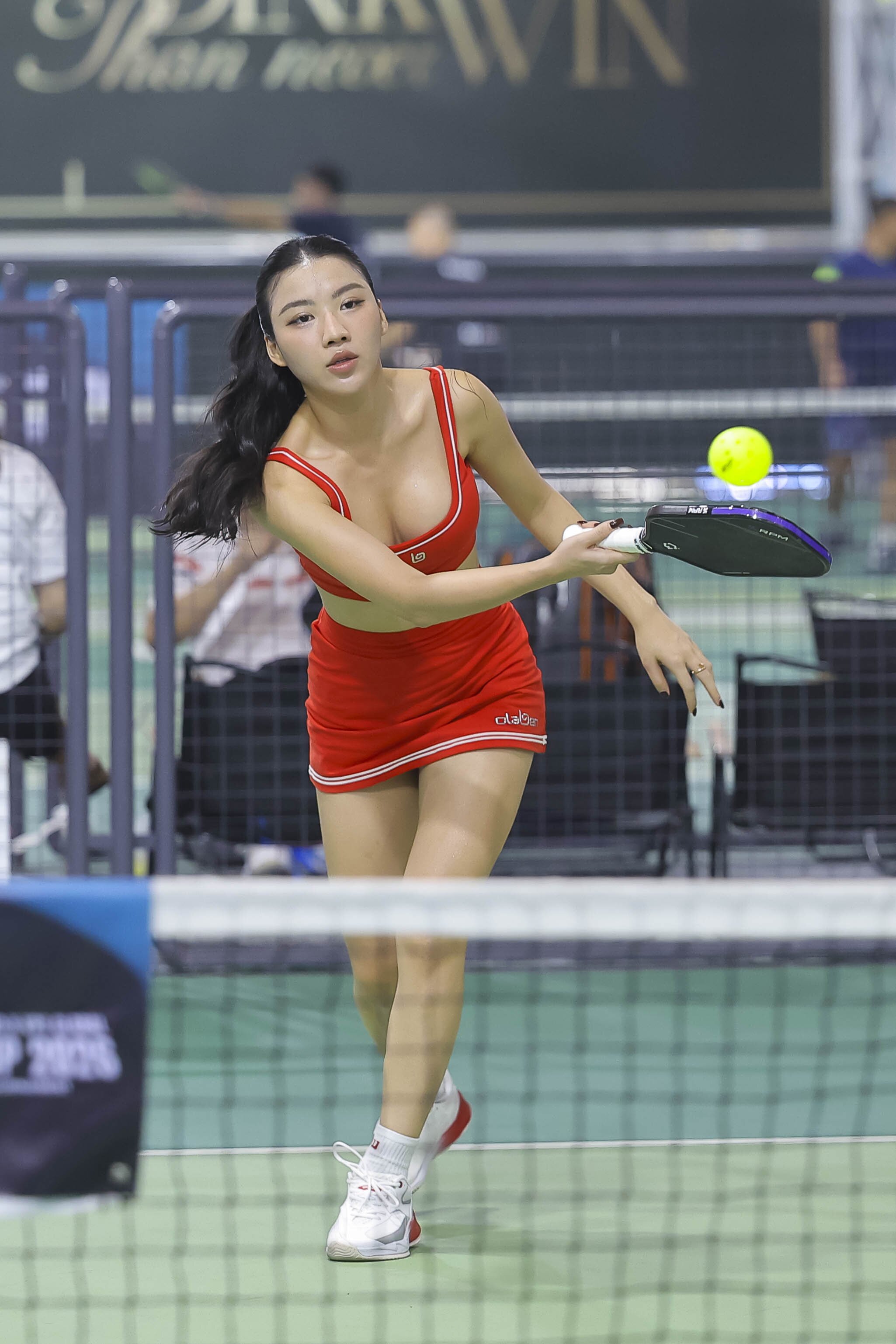 Người đẹp Trà Ngọc Hằng vén váy thi đấu, dàn hot girl khuấy đảo giải pickleball có Quang Dương - 4