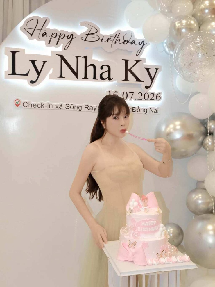 Ảnh sao 21/7: Hồ Ngọc Hà tận hưởng mùa hè lạnh ở Thụy Điển - 6