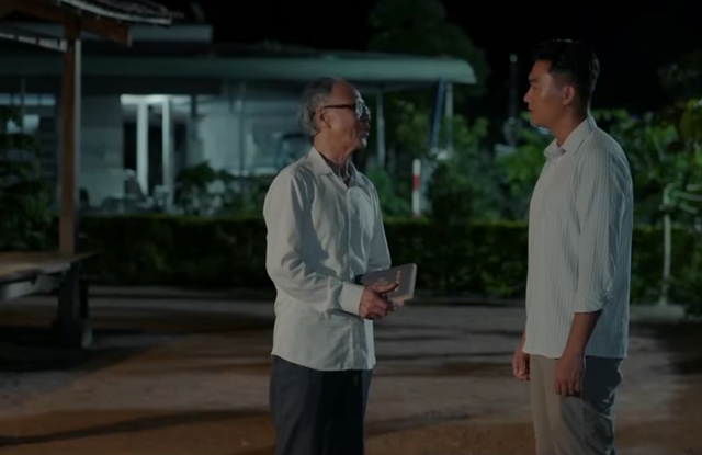 Tuấn tìm đến gặp mục sư Trung để tìm hiểu về A Briu. Ảnh VTV