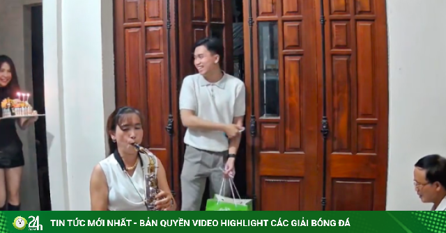 Clip bố chơi đàn, mẹ thổi saxophone mừng sinh nhật con đi xa về gây xúc động