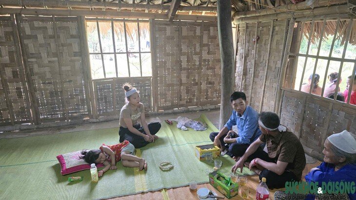 Người thân, họ hàng đến chia buồn cùng chị Nguyễn Thị Lệ. Ảnh Ngọc Hưng.