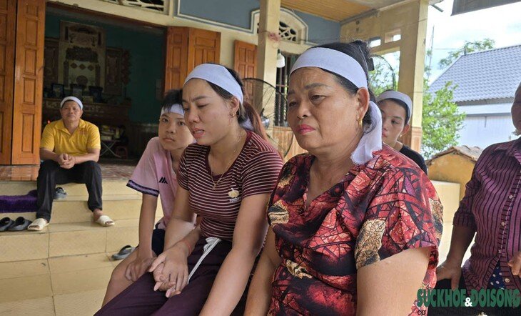 Người thân của nạn nhân T. V. L. đau đớn trước sự ra đi đột ngột của anh L. Ảnh Ngọc Hưng.