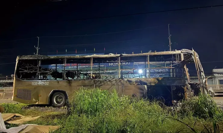 Hiện trường ôtô khách bị thiêu rụi. Ảnh:Thanh Hương