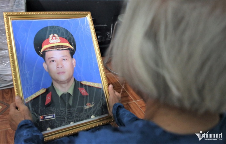 Trong căn phòng nhỏ của mình, mẹ Xuân vẫn giữ tấm ảnh con trai như một cách để anh luôn ở thật gần