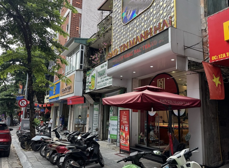 Vắng tanh ở cửa hàng vàng Bảo Tín Mạnh Hải