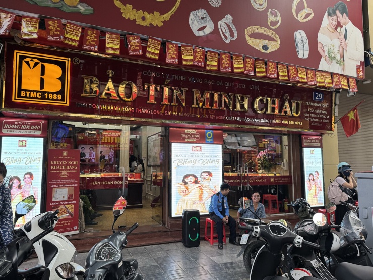 Tại cửa hàng Bảo Tín Minh Châu, khác hẳn cảnh xếp hàng dài chờ mua, hôm nay giá giảm cửa hàng gần như không có khách.