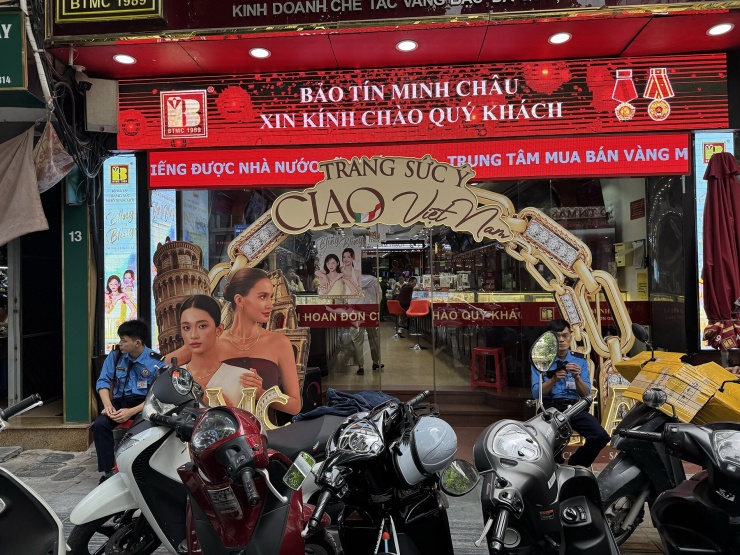 Một số cửa hàng vàng triển khai các chương trình khuyến mại để thu hút khách hàng.