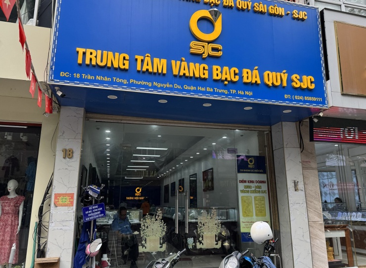 Lượng khách hàng đến các cửa hàng như Bảo Tín Mạnh Hải, PNJ, SJC giảm mạnh.