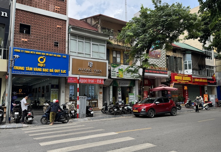 Tiệm vàng SJC không còn cảnh nhộn nhịp người mua bắt đáy khi giá giảm.