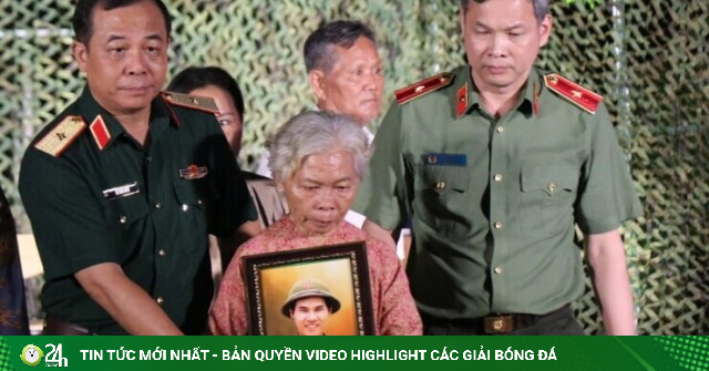 Xúc động trao di ảnh phục dựng cho gia đình liệt sĩ Huỳnh Văn Quên