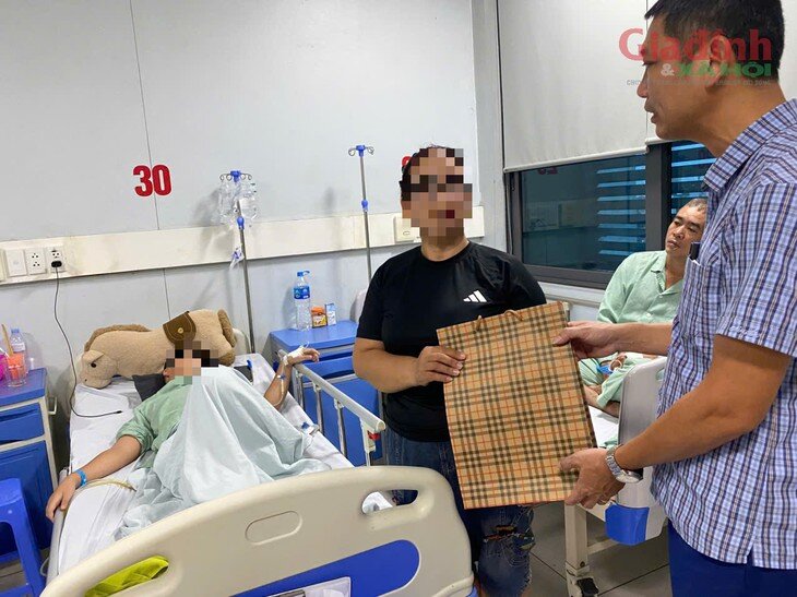 Đại diện xã Đại Thanh và trường Trường THCS Vĩnh Quỳnh đã đến bệnh viện thăm hỏi, động viên em B.A. 