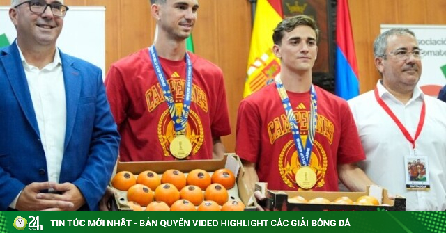 Người hùng World Cup được quê nhà thưởng 152kg cà chua khiến dân mạng thích thú