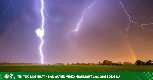 Hà Nội cảnh báo mưa dông, nguy cơ lốc, sét và gió giật mạnh trong 3 giờ tới