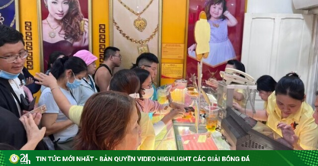 Cảnh khác lạ khi giá vàng giảm không ngừng