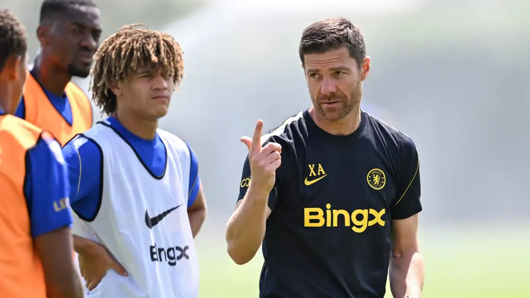 Landon Emenalo (với mái tóc giống Gullit - Ake) bên cạnh HLV Xabi Alonso