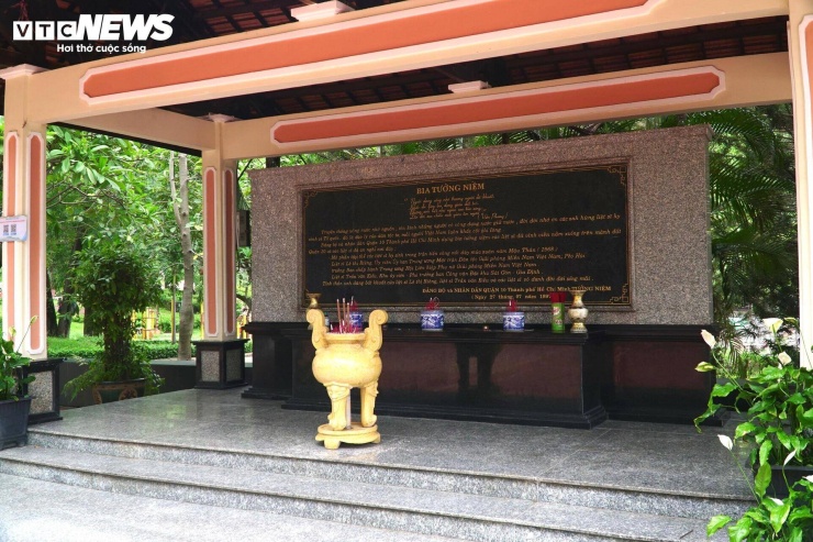 Bia tưởng niệm Anh hùng Lê Thị Riêng và Trần Văn Kiểu tại Công viên Lê Thị Riêng (phường Hoà Hưng, TP.HCM).
