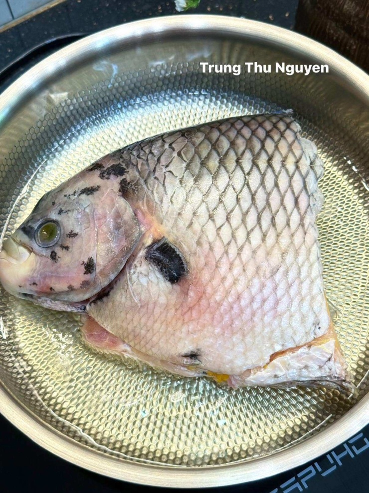 Chiên sơ trước trong chảo chín tầm 50%