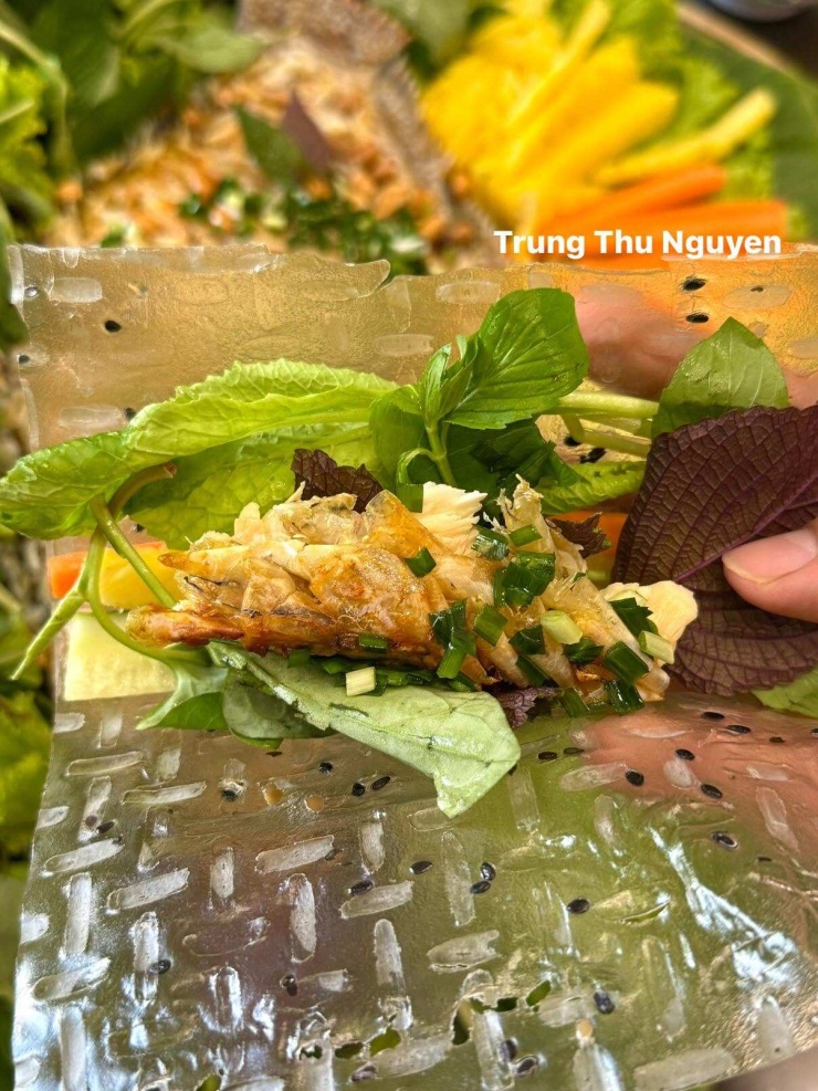 Cá chiên cuộn bánh tráng trắng hay bánh tráng mè đều ngon