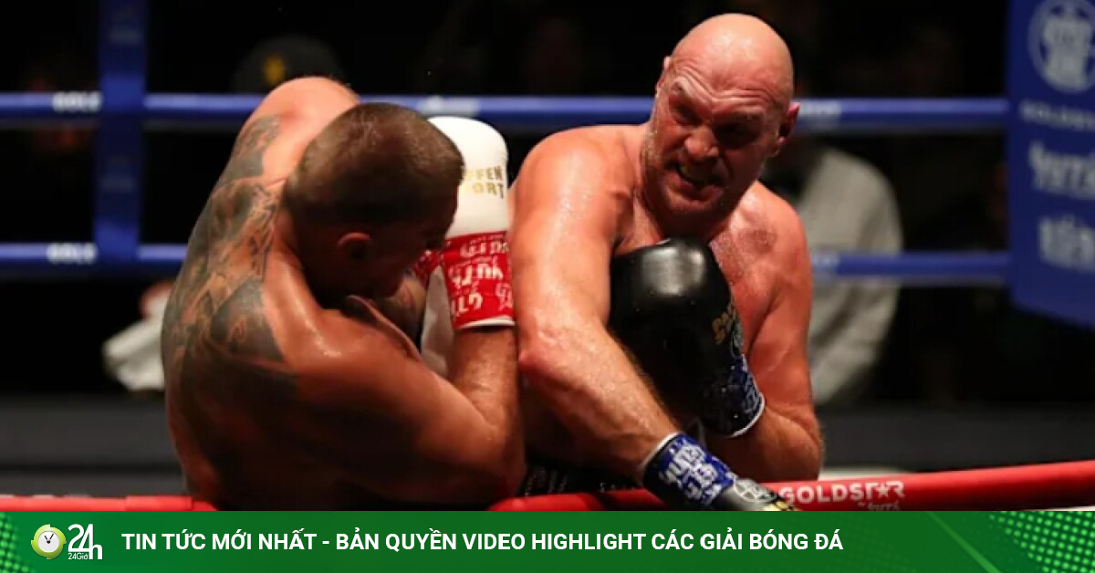 "Vua giang hồ" Fury trao nụ hôn "chết chóc" rồi knock-out đối thủ khổng lồ