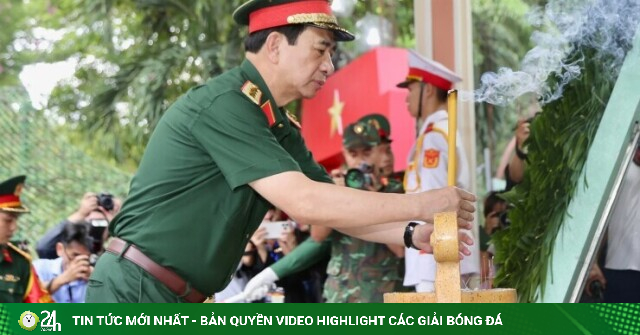Đại tướng Phan Văn Giang thăm động viên Đội quy tập hài cốt liệt sĩ ở công viên Lê Thị Riêng