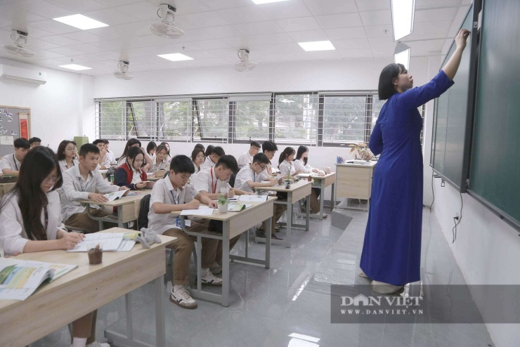 Giáo viên và học sinh Trường THPT Đỗ Mười. Ảnh minh họa: Tào Nga
